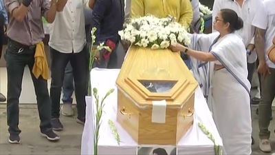West Bengal CM Mamata Banerjee paid her last respects to singer KK in Kolkata. (ANI)