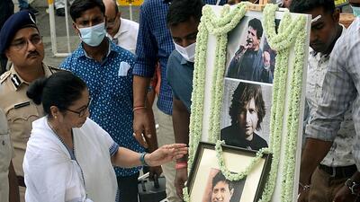 West Bengal chief minister Mamata Banerjee pays tribute to the photos of singer Krishnakumar Kunnath (KK) during his funeral, at Rabindra Sadan, in Kolkata on Wednesday. (ANI) West Bengal chief minister Mamata Banerjee pays tribute to the photos of singer Krishnakumar Kunnath (KK) during his funeral, at Rabindra Sadan, in Kolkata on Wednesday. (ANI)