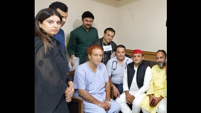 Samajwadi Party president Akhilesh Yadav with with party leader Azam Khan at Sir Ganga Ram Hospital in New Delhi on Wednesday. (HT)