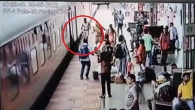 The policeman rushing to help the woman who fell while trying to board a moving train.&nbsp; (Twitter/@RailMinIndia)