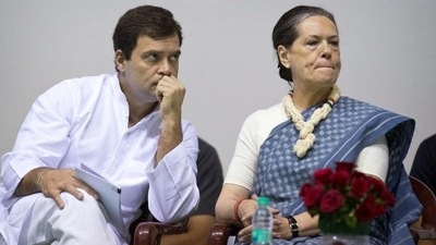 Congress President Sonia Gandhi and with senior party leader Rahul Gandhi. (HT File Photo)