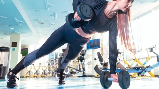 Si se pregunta cuál es la duración adecuada para pasar tiempo en un gimnasio, Shelatkar dice que un entrenamiento de buena intensidad debería durar entre 40 y 50 minutos, incluido un calentamiento y un enfriamiento. (Pexels)