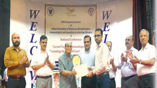 Team member of GADVASU, Ludhiana, receiving an award at the 34th Convention and National Conference of IAVMI In Hisar. (HT PHOTO)