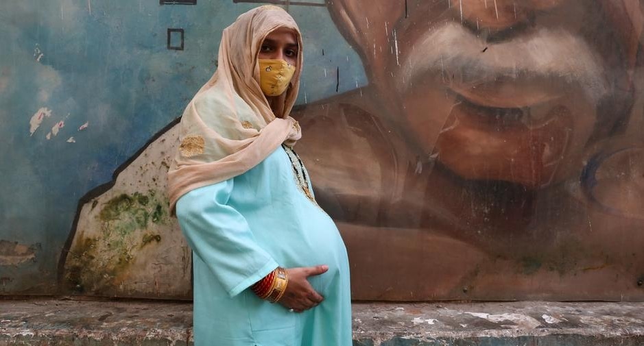 In the final weeks of her pregnancy, Babita Baswal says that when heat gets too intense, she gets dizzy and sick (Donika Deneva/DW)