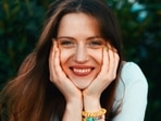 De tan face pack restores your skin tone to its natural self.