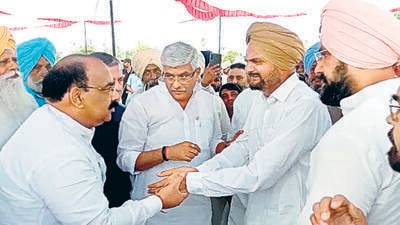 BJP Punjab president Ashwani Sharma and Union minister Gajendra Singh Shekhawat offer their console to father of Punjabi singer and Congress leader Sidhu Moosewala, who was shot dead on Sunday, in Mansa on Thursday. (ANI) BJP Punjab president Ashwani Sharma and Union minister Gajendra Singh Shekhawat offer their console to father of Punjabi singer and Congress leader Sidhu Moosewala, who was shot dead on Sunday, in Mansa on Thursday. (ANI)