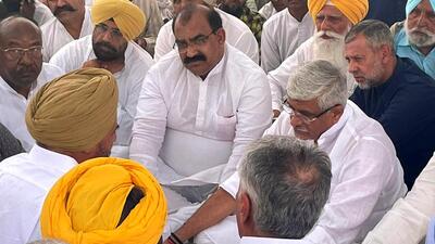 Union minister Gajendra Singh Shekhawat and Punjab BJP chief Ashwani Sharma offer their condolences to father of slain Punjabi singer Sidhu Moose Wala in Mansa on Thursday. (ANI) Union minister Gajendra Singh Shekhawat and Punjab BJP chief Ashwani Sharma offer their condolences to father of slain Punjabi singer Sidhu Moose Wala in Mansa on Thursday. (ANI)