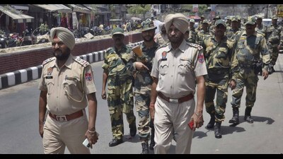 Police and paramilitary forces carrying out a flag march in Ludhiana on Thursday. (Harvinder SIngh/HT) Police and paramilitary forces carrying out a flag march in Ludhiana on Thursday. (Harvinder SIngh/HT)