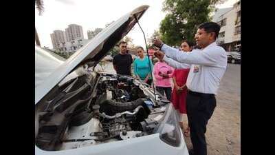 Deepak Kanade (In white shirt) of Gaurang motor driving school is seen training students about driving skills and precautions. (Ravindra Joshi/HT PHOTO) Deepak Kanade (In white shirt) of Gaurang motor driving school is seen training students about driving skills and precautions. (Ravindra Joshi/HT PHOTO)