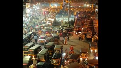 Traffic congestion on Kalyan Station Road. It has been agreed that the MSRTC bus depot in the vicinity is the main reason for congestion on Kalyan Station Road. (HT PHOTO)