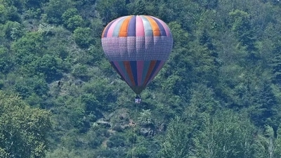 Srinagar's Zabarwan Park hosts hot air balloon rides, raise tourists' experience (Twitter/basiitzargar) Srinagar's Zabarwan Park hosts hot air balloon rides, raise tourists' experience (Twitter/basiitzargar)