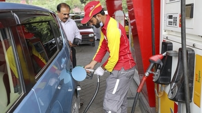 An attendant fills a vehicle with gasoline at a Shell Petroleum Ltd. gas station in Rawalpindi, Pakistan,&nbsp; (Bloomberg)