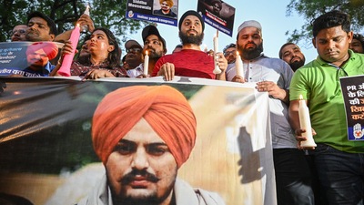 New Delhi: Activists of the Indian Youth Congress (IYC) take out a candlelight march in the memory of Punjabi singer and Congress leader Sidhu Moose Wala, who was shot dead on Sunday, in New Delhi.&nbsp; (PTI)