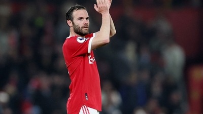 Manchester United's Juan Mata reacts after being substituted (REUTERS)