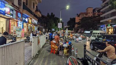 Pune’s smart footpath project which aims to create a sustainable mobile ecosystem is occupied by hawkers and vehicles. (SHANKAR NARAYAN/HT) Pune’s smart footpath project which aims to create a sustainable mobile ecosystem is occupied by hawkers and vehicles. (SHANKAR NARAYAN/HT)