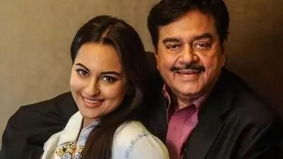 Sonakshi Sinha poses with her father Shatrughan Sinha.