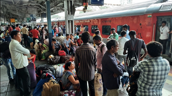Passengers at Kalyan railway station. Data says that only 20% alarm chain pulling cases in Kalyan, Dombivli and Titwala stations between January and May 2022 were for reasons justified. (PRAFUL GANGURDE/HT PHOTO) Passengers at Kalyan railway station. Data says that only 20% alarm chain pulling cases in Kalyan, Dombivli and Titwala stations between January and May 2022 were for reasons justified. (PRAFUL GANGURDE/HT PHOTO)