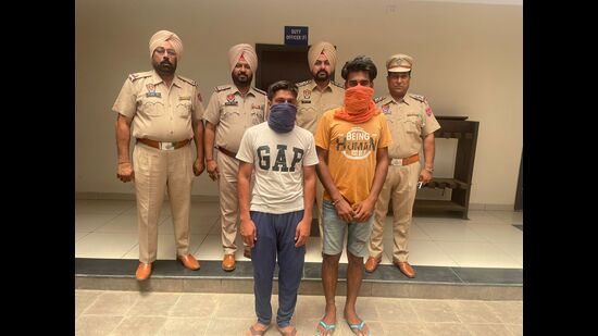 The accused snatchers in Ludhiana police custody on Thursday. (HT Photo)