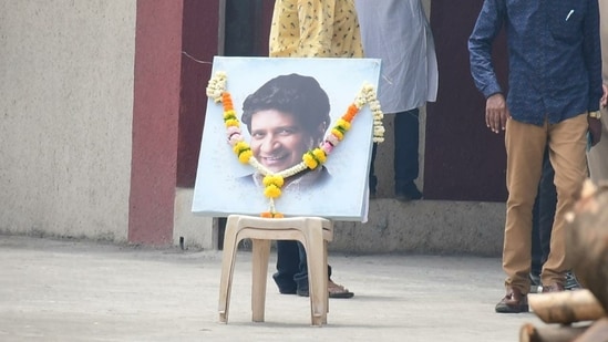 Singer KK funeral highlights: The singer was laid to rest at Mumbai's Versova Hindu Crematorium.