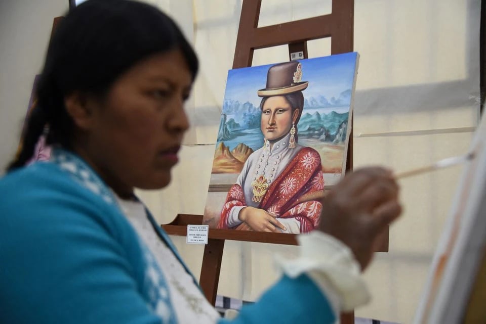 Claudia Callizaya, 32, a Bolivian painter known as Claudina, works on cholita-style Mona Lisa painting, at the El Alto Public University, in El Alto, Bolivia May 21, 2022. Picture taken May 21, 2022. (REUTERS/Claudia Morales) Claudia Callizaya, 32, a Bolivian painter known as Claudina, works on cholita-style Mona Lisa painting, at the El Alto Public University, in El Alto, Bolivia May 21, 2022. Picture taken May 21, 2022. (REUTERS/Claudia Morales)
