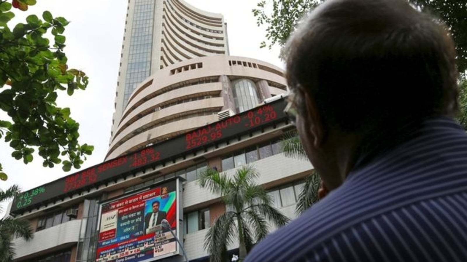 Closing bell: Sensex drops 48 points to end day at 55,769; Nifty trades at 16,584