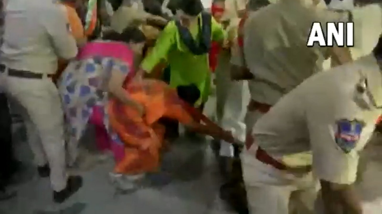 Hyderabad gang-rape: BJP leaders protest at Jubilee Hills Police Station |  Video | Latest News India - Hindustan Times