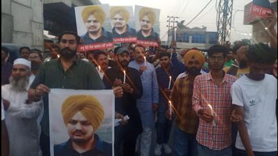 Congress workers and councillors during the candle march to pay tribute to Sidhu Moose Wala in Ludhiana. (HT PHOTO)