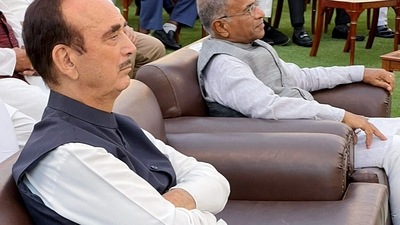 Ghulam Nabi Azad reportedly said to Sonia Gandhi there is a generation gap between the youth running the party and veterans like him.&nbsp; (ANI)