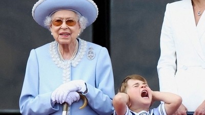 Tens of thousands of people cheered for Queen Elizabeth II as she appeared on the balcony of Buckingham Palace on the first day of celebrations marking the British monarch's 70 years on the throne. The Queen, dressed in dove blue, her hands clasped on a walking stick, took a salute from the centuries-old Trooping the Colour military parade in central London as the royal standard fluttered in bright sunshine. (REUTERS)