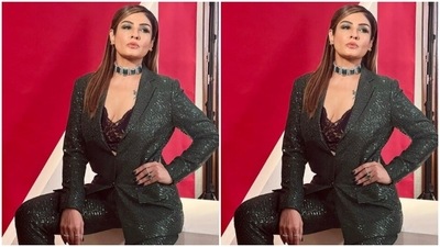 Raveena decked up in green and silver eyeshadow, black eyeliner, black kohl, mascara-laden eyelashes, drawn eyebrows, contoured cheeks and a shade of nude lipstick. (Instagram/@officialraveenatandon)