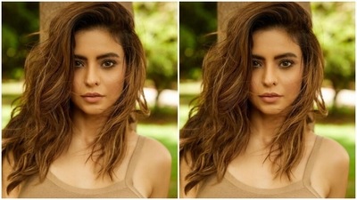 Styled by hairstylist Shefali, Aamna wore her tresses open in soft wavy curls with a side part. (Instagram/@aamnasharifofficial)