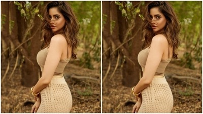 Assisted by makeup artist Tushar Gupta, Aamna decked up in nude eyeshadow, black eyeliner, mascara-laden eyelashes, contoured cheeks and a shade of nude lipstick. (Instagram/@aamnasharifofficial)