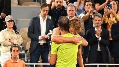 Rafael Nadal hugs Alexander Zverev (Twitter) Rafael Nadal hugs Alexander Zverev (Twitter)