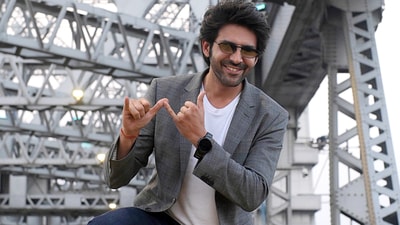 Kartik Aaryan poses for a photo while promoting his film Bhool Bhulaiyaa 2, at Howrah Bridge, in Howrah on Saturday. (Sudipta Banerjee) Kartik Aaryan poses for a photo while promoting his film Bhool Bhulaiyaa 2, at Howrah Bridge, in Howrah on Saturday. (Sudipta Banerjee)