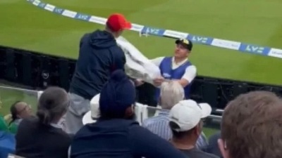 Watch: Neil Wagner engages with fans on Day 1 of ENG vs NZ opener (Screengrab) Watch: Neil Wagner engages with fans on Day 1 of ENG vs NZ opener (Screengrab)