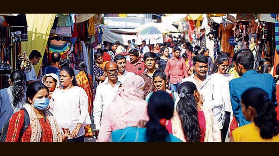 Citizens not wearing mask at Pune marketplace on Friday. According to the health department, the weekly Covid-19 positivity rate for Pune district is 3.3, below the state average of 3.4, and second to Mumbai’s 6.4. (RAHUL RAUT/HT)