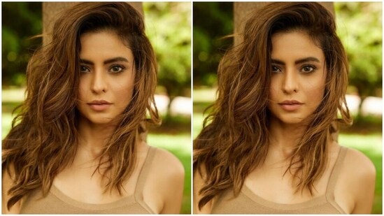 Styled by hairstylist Shefali, Aamna wore her tresses open in soft wavy curls with a side part.(Instagram/@aamnasharifofficial)