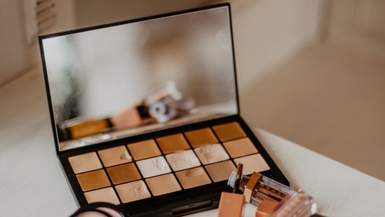 A makeup kit is a useful and travel-friendly item (Pexels)
