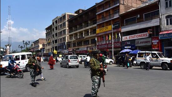 Paramilitary soldiers stand guard in Srinagar, Jammu and Kashmir. Terrorists shot dead bank employee Vijay Kumar in the bank premises in Kashmir's Kulgam district. (HT Photo/Waseem Andrabi)