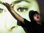 Twinkle Khanna strums Shah Rukh Khan's song Jaadu Teri Nazar. Twinkle Khanna strums Shah Rukh Khan's song Jaadu Teri Nazar.