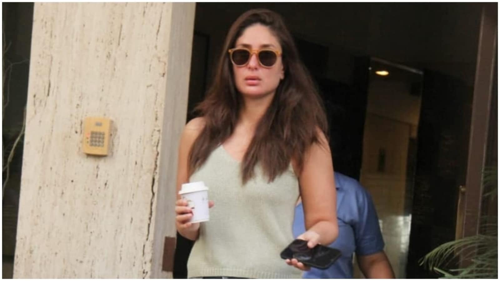 Xxx Video Horian Krina Kapoor - Kareena Kapoor gives distressed mom jeans a summer twist with mint green  tank top and trendy slip-ons | Hindustan Times