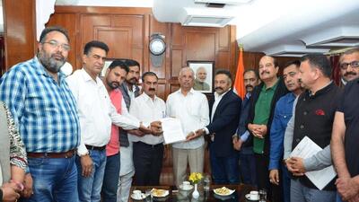 A Himachal Pradesh Congress delegation handing over the memorandum to governor Rajendra Vishwanath Arlekar at Raj Bhawan on Saturday. (HT Photo) A Himachal Pradesh Congress delegation handing over the memorandum to governor Rajendra Vishwanath Arlekar at Raj Bhawan on Saturday. (HT Photo)