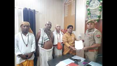 Lawyer and petitioner in Sri Krishna Janmabhoomi case, Mahendra Pratap Singh (in kurta next to cop) seeking security cover at Vrindavan Kotwali in Mathura. (HT photo) Lawyer and petitioner in Sri Krishna Janmabhoomi case, Mahendra Pratap Singh (in kurta next to cop) seeking security cover at Vrindavan Kotwali in Mathura. (HT photo)