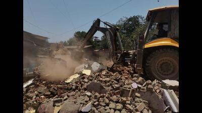 One of the extremely dangerous buildings being demolished by Kalyan Dombivli Municipal Corporation. (HT PHOTO) One of the extremely dangerous buildings being demolished by Kalyan Dombivli Municipal Corporation. (HT PHOTO)