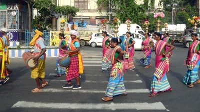 People dressed up in traditional attires take part in a rally inaugurated by Kolkata mayor Firhad Hakim on the eve of World Environment Day.&nbsp; (HT photo)