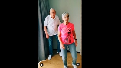 The octogenarian couple's dance to the song Jiggle Jiggle is just too adorable to watch. (erikarischko/Instagram) The octogenarian couple's dance to the song Jiggle Jiggle is just too adorable to watch. (erikarischko/Instagram)