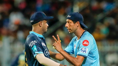 Gujarat Titans head coach Ashish Nehra (R) during IPL 2022 Qualifier-1 (PTI)