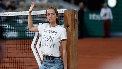 French Open - Roland Garros: Protestor ties herself to the net during the semi final between Norway's Casper Ruud and Croatia's Marin Cilic (REUTERS)