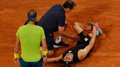 French Open - Roland Garros: Germany's Alexander Zverev receives medical attention after sustaining an injury as Spain's Rafael Nadal looks on (REUTERS)