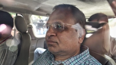 Delhi health minister Satyendar Jain being produced at the Rouse Avenue Court on Tuesday in New Delhi. (Sanchit Khanna / HT Photo)